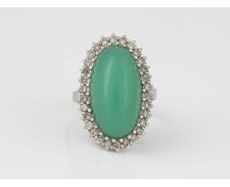 CHRYSOPRAS-RING MIT DIAMANTEN Weißgold. Ringmaß ca. 56, Ges.-Gew. ca. 9,7 g. Gest. 585, Carat- Farb- und Reinheitsangabe der 