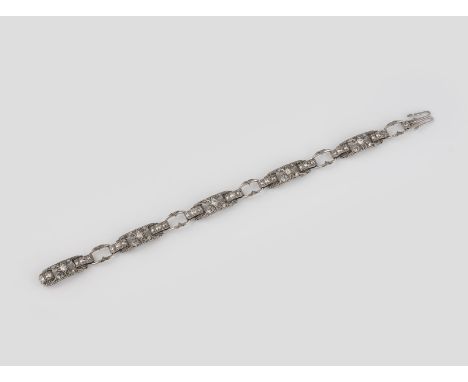 DIAMANT-ARMBAND Weißgold. L. 18,5 cm, Ges.-Gew. ca. 18,0 g. Gest. 18 K. Fünf Brillanten, zus. ca. 0,2 ct., 50 Brillanten, zus
