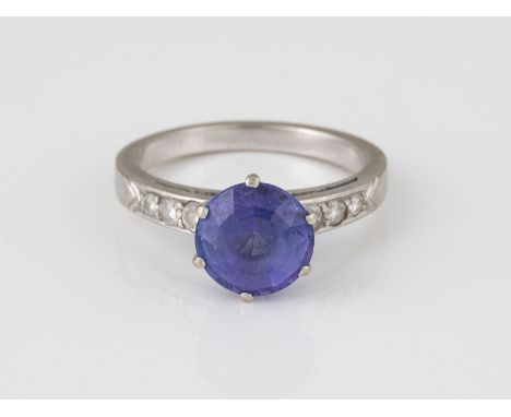 RING Weißgold. Ringmaß ca. 54, Ges.-Gew. ca. 4,5 g. Gest. 750. Ein rund facettierter Tansanit, ca. 2,8 ct., sechs Brillanten,