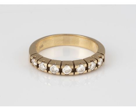 BRILLANT-RING Gelbgold. Ringmaß ca. 55,5, Ges.-Gew. ca. 5,2 g. Gest. 585. Sieben Brillanten, zusammen ca. 0,35 ct.