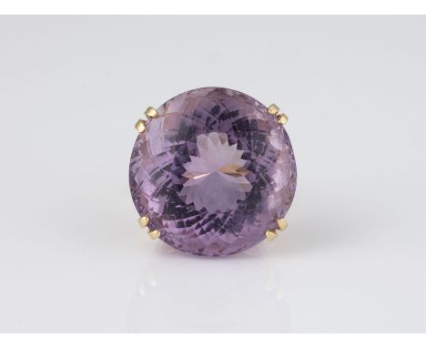 AMETHYST-RING Gelbgold. Ringmaß ca. 56, Ges.-Gew. ca. 31,4 g. Gest. 585, gemarkt 'Handarbeit'. Ein rund facettierter Amethyst