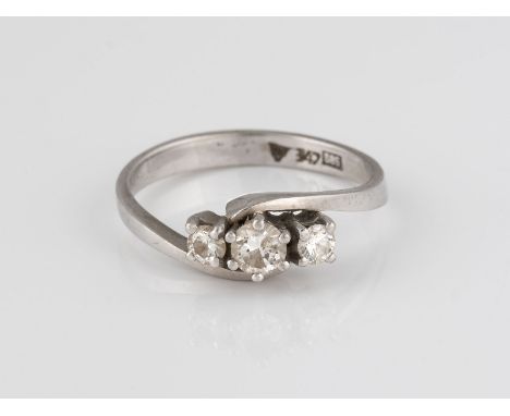 BRILLANT-RING Weißgold. Ringmaß ca. 55, Ges.-Gew. ca. 2,5 g. Gest. 585. Drei Brillanten, zusammen ca. 0,38 ct.