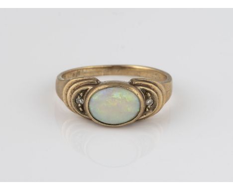 RING Gelbgold. Ringmaß ca. 52, Ges.-Gew. ca. 2,5 g. Gest. 333, Caratangabe der Diamanten gemarkt. Ein ovaler Opal, ca. 7,6 x 