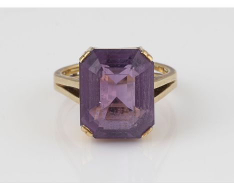 AMETHYST-RING Gelbgold. Ringmaß ca. 56, Ges.-Gew. ca. 7,3 g. Geprüft 14 K. Ein Amethyst, ca. 10,6 ct. Leichte Tragespuren.
