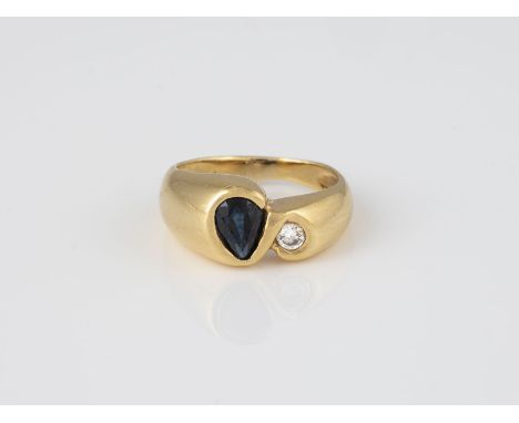 EDELSTEIN-RING Gelbgold. Ringmaß ca. 47, Ges.-Gew. ca. 5,5 g. Geprüft 18 K. Ein tropfenförmig facettierter Saphir, ca. 0,54 c