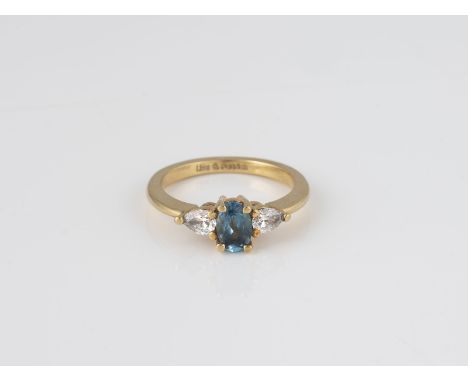 EDELSTEIN-RING Gelbgold. Ringmaß ca. 49, Ges.-Gew. ca. 3,5 g. Gest. 750, persönliche Gravur. Ein oval facettierter Aquamarin,