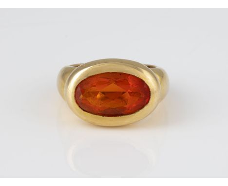 RING Gelbgold. Ringmaß ca. 58, Ges.-Gew. ca. 14,0 g. Gest. 585. Ein oval facettierter, orangefarbener Schmuckstein, ca. 15,0 