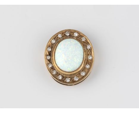 OPAL-ANHÄNGER MIT DIAMANTEN Gelbgold. 2,6 x 2,4 cm, Ges.-Gew. ca. 14,4 g. Geprüft 14 K. Ein ovaler Opal-Cabochon ca. 5,3 ct.,