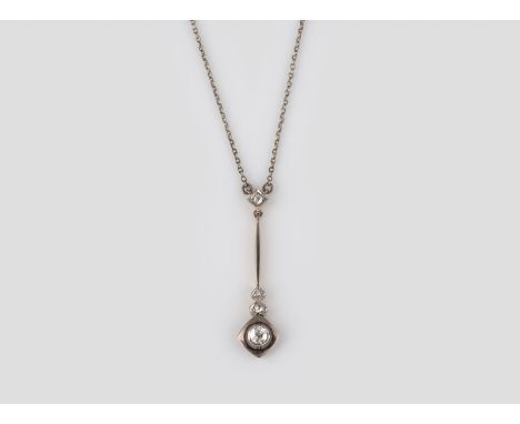 DIAMANT-COLLIER Gelbgold, Weißgold. L. 44 cm, Ges.-Gew. ca. 2,0 g. Schaustück gest. 585, Schließe geprüft 8 K. Drei Diamantro