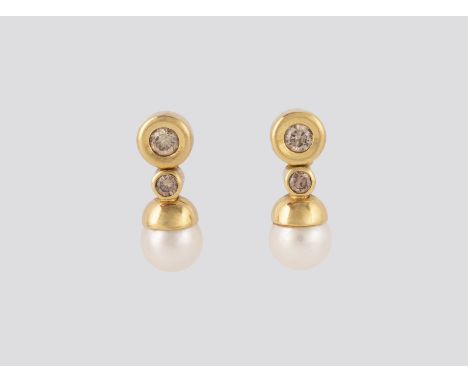 PAAR PERLOHRHÄNGER MIT DIAMANTEN Gelbgold. L. 1,9 cm, Ges.-Gew. ca. 6,7 g. (ohne Muttern gemessen, 1 x Silber). Geprüft 18 K.