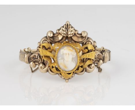 KAMEE-ARMREIF Gelbgold. Innenmaß ca. 6,0 x 5,0 cm, Ges.-Gew. ca. 16,3 g. Korpus geprüft 8 K, Aufsatz und Sicherheitskettchen 