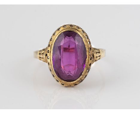 RING Gelbgold. Ringmaß ca. 59,5, Ges.-Gew. ca. 3,7 g. Geprüft 14 K. Ein oval facettierter Almandin (?), ca. 5,0 ct., synth.? 