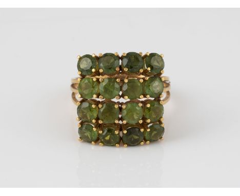 RING Gelbgold. Ringmaß ca. 55, Ges.-Gew. ca. 5,7 g. Geprüft 18 K. 16 rund facettierte, grüne Farbsteine, D. jeweils ca. 3,5 m