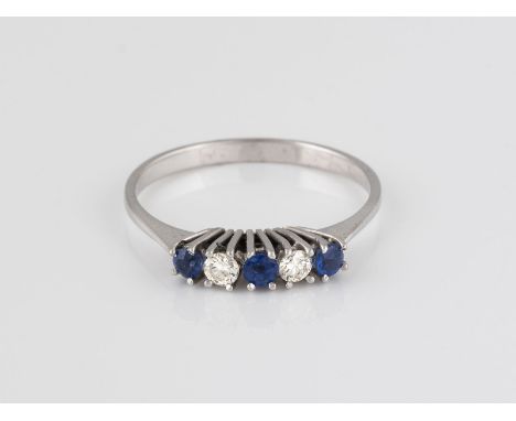 EDELSTEIN-RING Weißgold. Ringmaß ca. 54, Ges.-Gew. ca. 1,6 g. Geprüft 14 K. Drei rund facettierte Saphire, zwei Brillanten, z