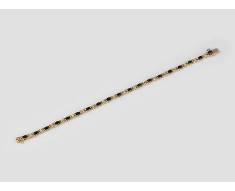 EDELSTEIN-ARMBAND Gelbgold. L. 19 cm, Ges.-Gew. ca. 8,7 g. Gest. 14 K. 19 Saphire im Navetteschliff, zus. ca. 1,9 ct. 19 Bril