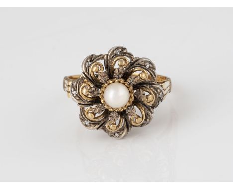 RING Gelbgold, Silber. Ringmaß ca. 60, Ges.-Gew. ca. 5,4 g. Gest. 750. Eine Perle, D. ca. 4,9 mm, kleine Diamantrosen.
