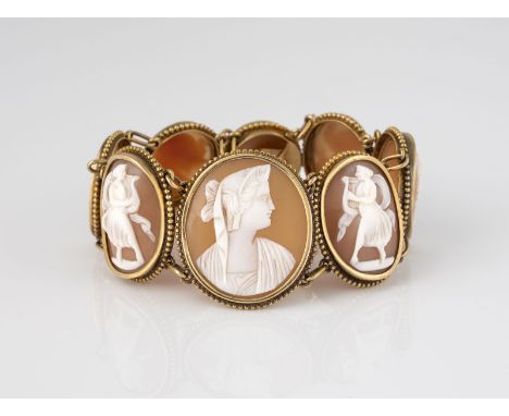 KAMEE-ARMBAND Gelbgold. L. ca. 18 cm, Ges.-Gew. ca. 35,1 g. Fassung geprüft 14 K. Acht ovale Kameen mit Portraits und figürli