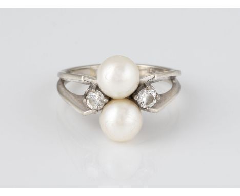 PERL-RING MIT BRILLANTEN Weißgold. Ringmaß ca. 53,5, Ges.-Gew. ca. 4,4 g. Gest. 585, Herstellersignet. Zwei Perlen, D. jeweil