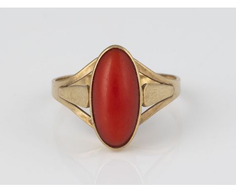 KORALL-RING Gelbgold. Ringmaß ca. 57, Ges.-Gew. ca. 2,8 g. Gest. 333. Ein ovaler Korall-Cabochon, ca. 14,5 x 6,8 x 4,1 mm. Bi