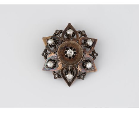 HISTORISCHE BROSCHE Rotgold, Gelbgold. D. ca. 3,5 cm, Ges.-Gew. ca. 9,3 g. Geprüft 18 K (Nadel sekundär, ungeprüft). Sechs ha