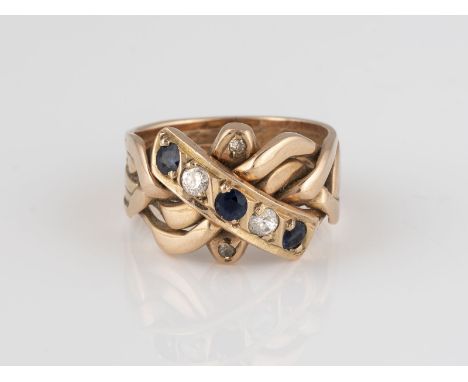 EDELSTEIN-RING Rotgold. Ringmaß ca. 59, Ges.-Gew. ca. 9,1 g. Geprüft mindestens 14 K. Drei rund facettierte Saphire, vier Dia