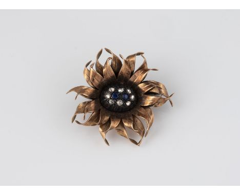 HISTORISCHE EDELSTEIN-BROSCHE Gelbgold, Rotgold, Innenring wohl Metall. 3,9 x 3,5 cm, Ges.-Gew. ca. 8,0 g. Geprüft 8 K. Acht 
