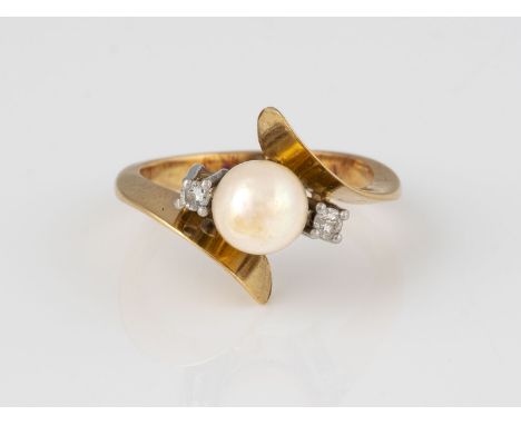 PERL-RING MIT DIAMANTEN Gelbgold. Ringmaß ca. 51, Ges.-Gew. ca. 3,8 g. Geprüft 18 K. Eine Perle, D. ca. 6,5 mm, zwei Brillant