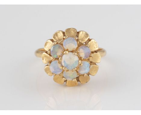 RING Gelbgold. Ringmaß ca. 52, Ges.-Gew. ca. 4,1 g. Gest. 585, Herstellersignet. Sieben Opal-Cabochons.