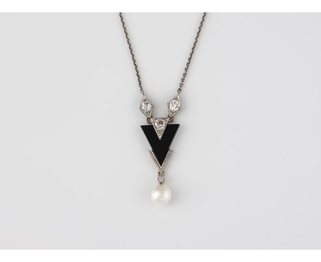 COLLIER Weißgold. L. 37 cm, Ges.-Gew. ca. 3,3 g. Unterschiedliche Legierungen 8-18 K. Eine Bouton-Perle, D. ca. 5,5 mm, Onyx-