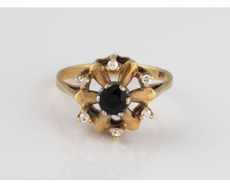 RING Gelbgold. Ringmaß ca. 55, Ges.-Gew. ca. 3,6 g. Gest. 14 K. Ein rund facettierter Saphir, sechs Brillanten.