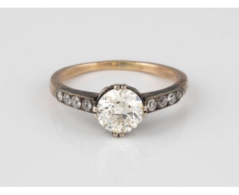 DIAMANT-RING Rotgold, Platin (?). Ringmaß ca. 54,5, Ges.-Gew. ca. 2,6 g. Schiene geprüft 14 K. Schultern besetzt mit acht Dia