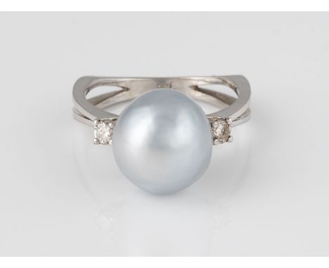 PERL-RING MIT DIAMANTEN Weißgold. Ringmaß ca. 56, Ges.-Gew. ca. 6,0 g. Gest. 750. Eine Perle, unrund, D. ca. 11,8 mm, zwei Br