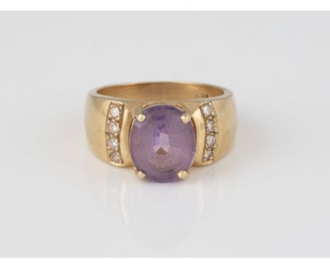 RING Gelbgold. Ringmaß ca. 55, Ges.-Gew. ca. 6,6 g. Gest. 14 K. Ein oval facettierter Amethyst, ca. 3,22 ct., acht Brillanten