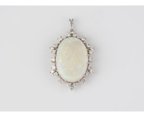 OPAL-ANHÄNGER MIT DIAMANTBESATZ Weißgold. 3,8 x 2,3 cm, Ges.-Gew. ca. 6,3 g. Gest. 750, Herstellersignet. Ein ovaler Opal, ca