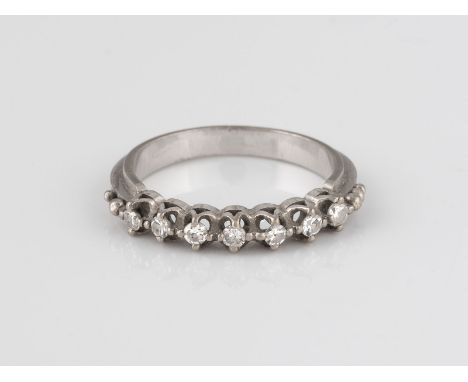 DIAMANT-RING Weißgold. Ringmaß ca. 53, Ges.-Gew. ca. 3,0 g. Geprüft 14 K. Sieben Diamanten im 8/8-Schliff, zusammen ca. 0,17 