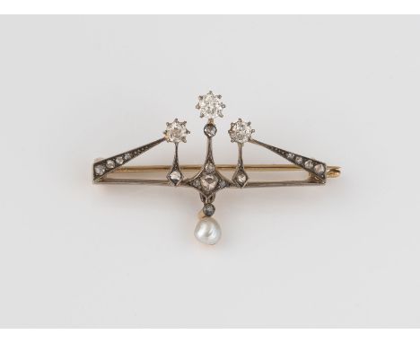 PERL-NADEL MIT DIAMANTBESATZ Gelbgold. 3,5 x 2,5 cm, Ges.-Gew. ca. 4,2 g. Geprüft 14 K. Eine kleine Perle, ca. 4,1 mm, drei D