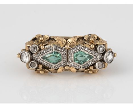 RING Gelbgold. Ringmaß ca. 61, Ges.-Gew. ca. 6,3 g. Schiene geprüft 14 K. Zwei Turmaline, 45 Diamantrosen. Min. besch.