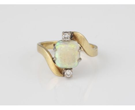 OPAL-RING MIT DIAMANTEN Gelbgold, Weißgold. Ringmaß ca. 54, Ges.-Gew. ca. 4,0 g. Gest. 585, gemarkt 'Handarbeit'. Ein Opalcab