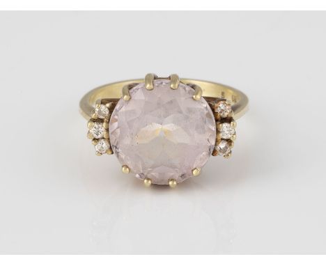 RING Gelbgold. Ringmaß ca. 52,5, Ges.-Gew. ca. 5,3 g. Gest. 585. Ein rund facettierter Amethyst, ca. 5,1 ct., sechs Brillante
