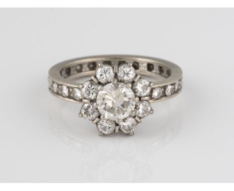 BRILLANT-RING Weißgold. Ringmaß ca. 53,5, Ges.-Gew. ca. 3,8 g. Gest. 585. 30 Brillanten, zusammen ca. 0,9 ct., ein Brillant, 