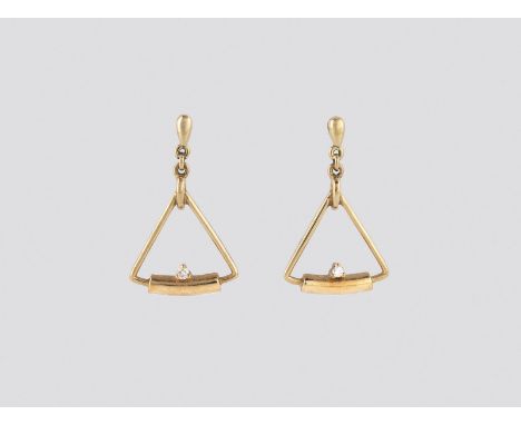 PAAR OHRHÄNGER Gelbgold. 2,7 x 1,8 cm, Ges.-Gew. ca. 4,5 g. Geprüft 14 K. Jeweils ein Brillant, zus. ca. 0,05 ct.