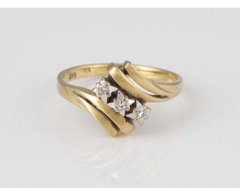 DIAMANT-RING Gelbgold. Ringmaß ca. 53,5, Ges.-Gew. ca. 2,5 g. Gest. 585. Drei Diamanten im 8/8-Schliff, zusammen ca. 0,03 ct.