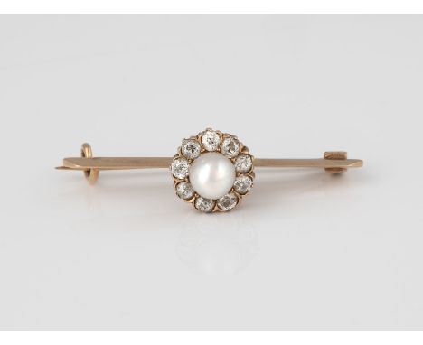PERL-BROSCHE MIT DIAMANTBESATZ Rotgold. L. 3,6 cm, Ges.-Gew. ca. 3,3 g. Broschierung und Schaustück geprüft 14 K. Eine Perle,