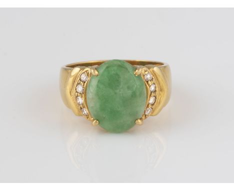 RING Gelbgold. Ringmaß ca. 56, Ges.-Gew. ca. 7,2 g. Geprüft 18 K. Ein grüner Farbstein im Cabochonschliff, ca. 13,3 x 10,6 x 