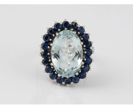 RING Weißgold. Ringmaß ca. 54, Ges.-Gew. ca. 8,2 g. Gest. 585. 20 rund facettierte Saphire, ein oval facettierter Aquamarin, 