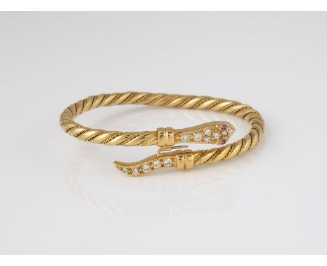 ARMREIF Gelbgold. 6,0 x 5,5 cm, Ges.-Gew. ca. 16,3 g (part. gefüllt. Geprüft 18 K. 12 rund facettierte Similisteine, zwei kle