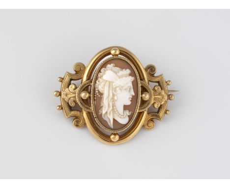 KAMEE-BROSCHE Gelbgold. 3,8 x 3,2 cm, Ges.-Gew. ca. 6,3 g. Rahmung geprüft 18 K, Broschierung mit französischem Adlerkopf und