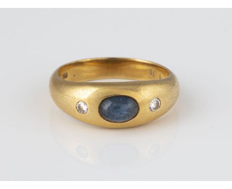 EDELSTEIN-RING Gelbgold. Ringmaß ca. 54,5, Ges.-Gew. ca. 5,6 g. Gest. 750. Ein ovaler Saphir-Cabochon, ca. 0,56 ct., zwei Bri