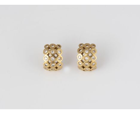 PAAR DIAMANT-OHRSTECKER Gelbgold. 1,1 x 0,9 cm, Ges.-Gew. zus. ca. 5,1 g. Geprüft 18 K (eine Mutter 585, eine Mutter 750). Zu