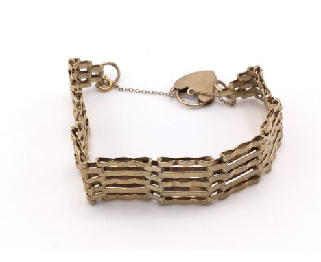 A 9ct gold gate bracelet with heart shaped padlock. 14.95g Postage A